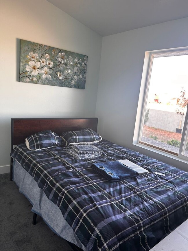 Building Photo - Newer Custom home on 1/2 Acre! Pets Okay!