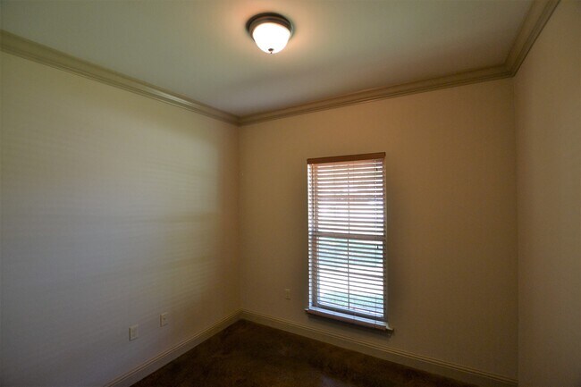 Building Photo - 4836 Rollins Rd