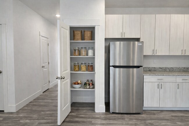 Building Photo - $1000 OFF YOUR 1ST MONTHS RENT! BRAND NEW TOWNHOME IN THE DESIRABLE SOUTHRIDGE AREA!