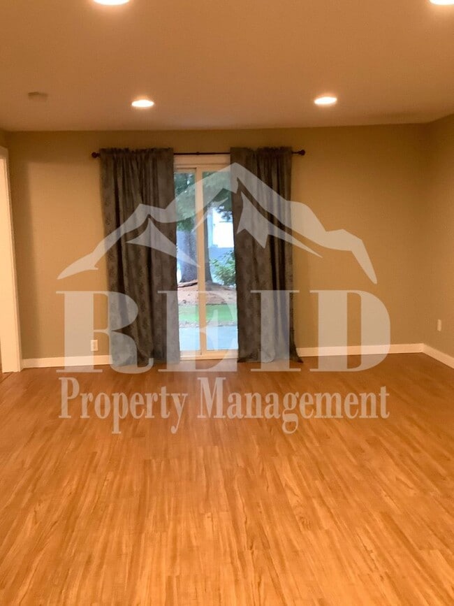 Building Photo - Central Kitsap Rambler 3 Bed 1.5 Bath 2 car garage