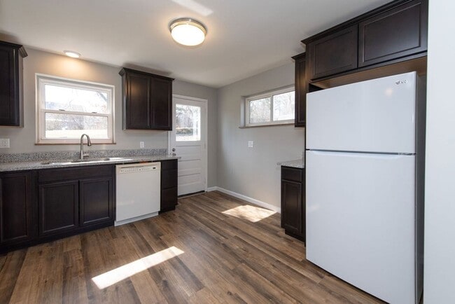 Building Photo - COVEDALE - 3+ bedroom brick cape cod  with one garage built in garage