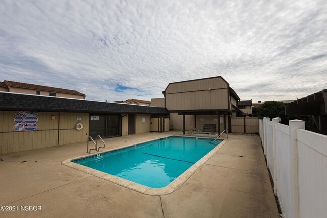 Building Photo - Updated One Bedroom Townhome in Convenient Location!