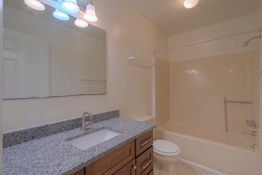 Building Photo - 852 Patrick Henry Dr