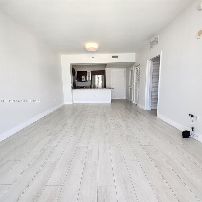 Building Photo - 950 Brickell Bay Dr