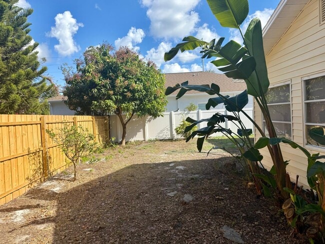 Building Photo - 1002 Jeffords St