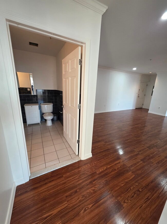 Building Photo - 8915 Bergenwood Ave