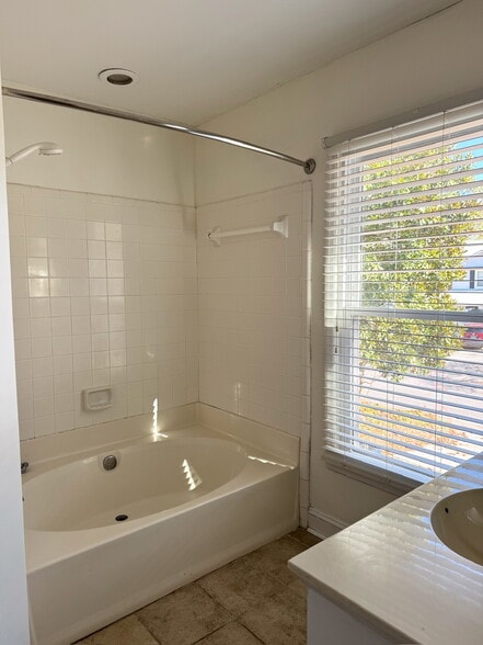 Building Photo - 103 Toura Ln