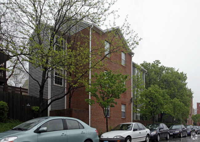 Primary Photo - Highland Commons Apartments