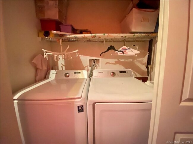 Building Photo - 2002 Larson Dr