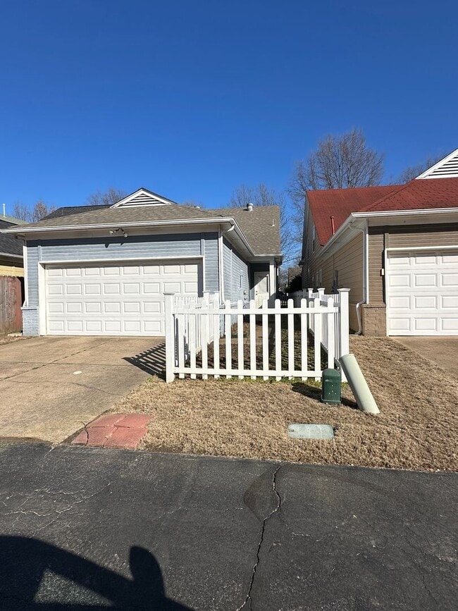 Building Photo - Move In Ready! Newly Refinished Floors! Upgraded Fixtures!