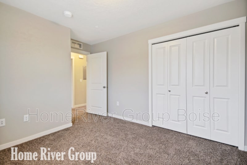 Building Photo - 1340 S Edgewater Cir
