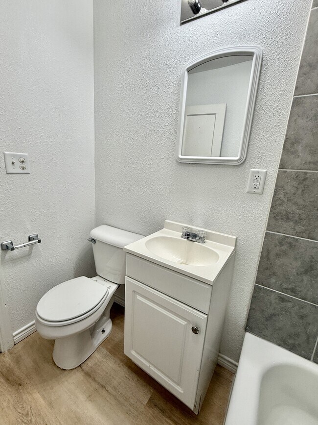 Building Photo - 709 11th Ave NW