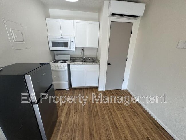 Building Photo - 1320 Dr Martin Luther King Jr Ave NE