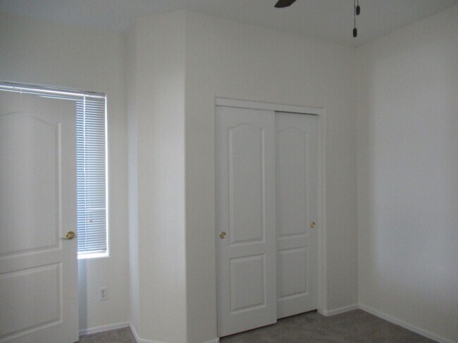 Building Photo - 4 Bedroom / 3.5 Bath Chandler Home in Gated Lake Community!