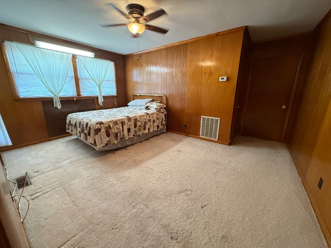 Building Photo - 490 Sunliner Dr