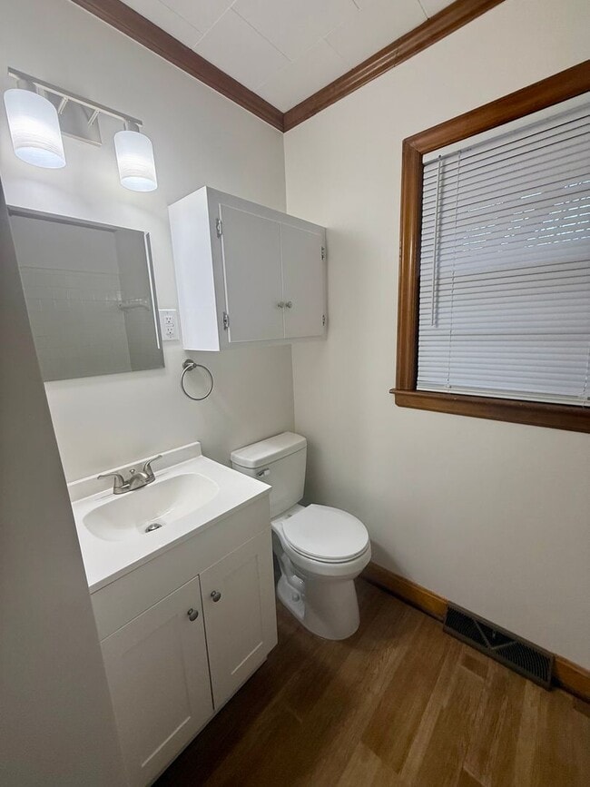 Building Photo - Three bedroom, 1.5 bath house in Burlington