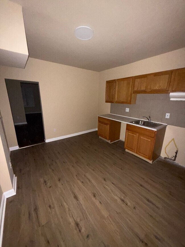 Building Photo - Beautiful 3 bedroom house