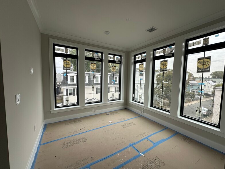 Building Photo - 159 Everett St