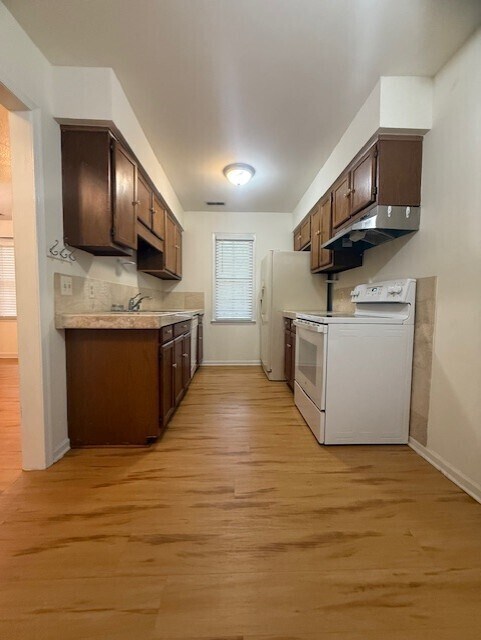 Building Photo - Spacious condo at The Oaks of Avent Ferry!