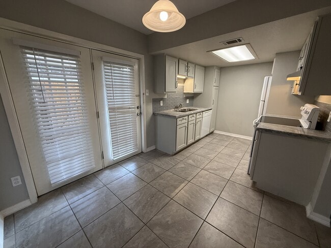 Building Photo - 8730 Glen Meadow Ln