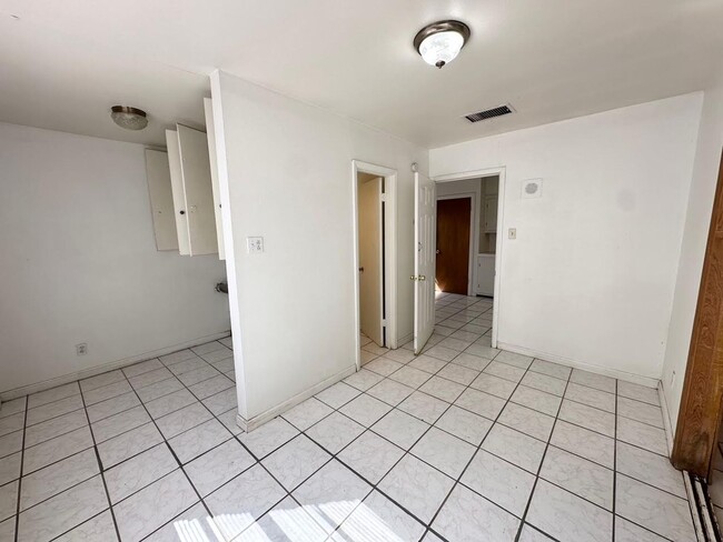 Building Photo - 4 Bed 2.5 Bath!