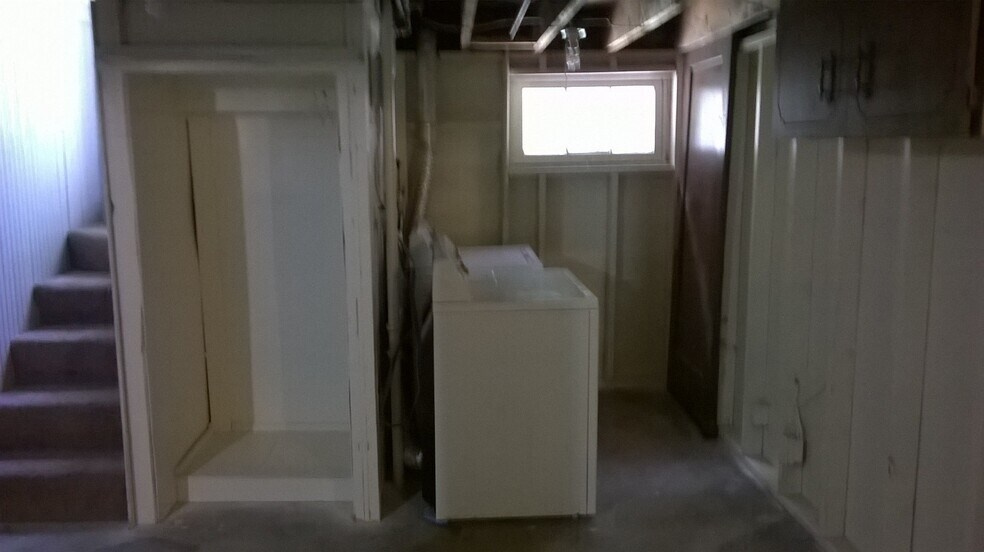 down stairs washer dryer - 1110 S 900 E