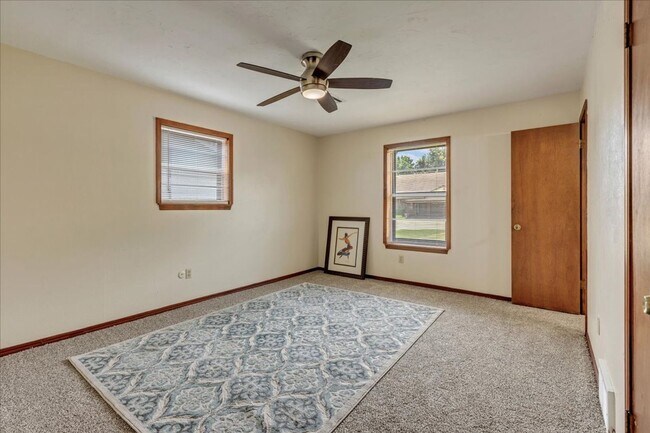 Building Photo - Huge Living Room with Fireplace!!!