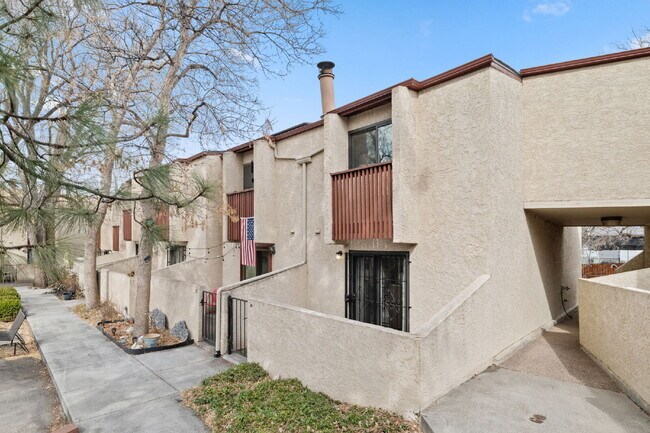 Building Photo - Great 2 bed 2 bath town house centrally lo...