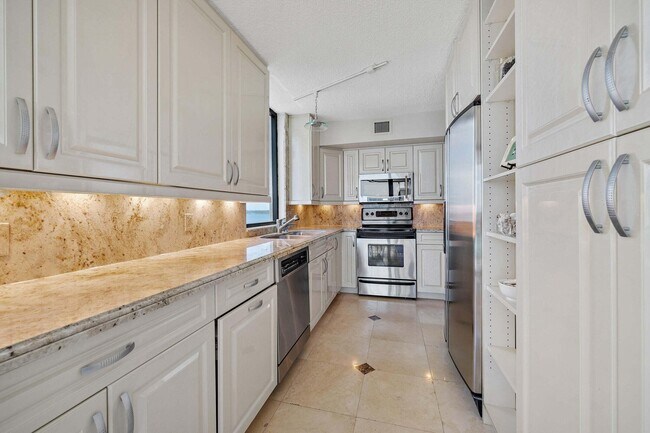 Building Photo - 5380 N Ocean Dr