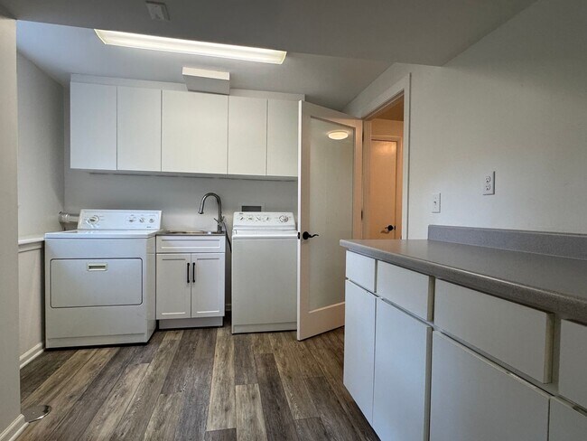 Building Photo - Rare lease opportunity in Leawood + Spacio...