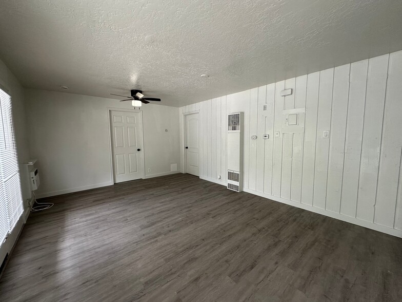 Building Photo - 951 N Redwood Rd