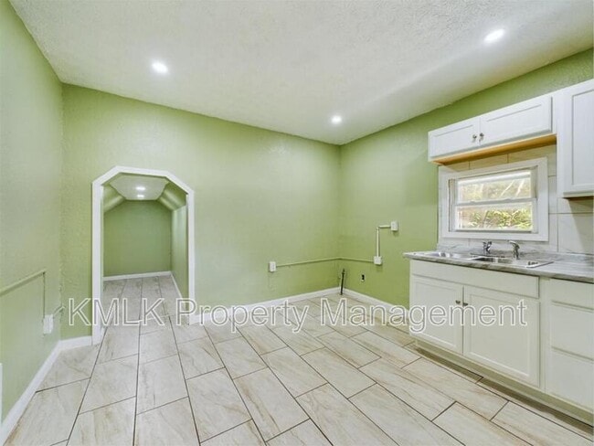 Building Photo - 187 W Long St