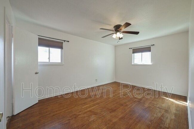 Building Photo - 1805 NE 53rd St