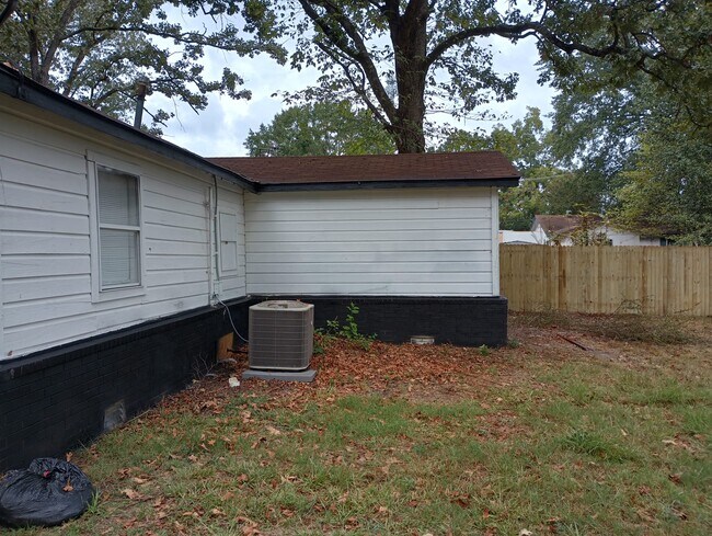 Building Photo - 2003 Burnell St