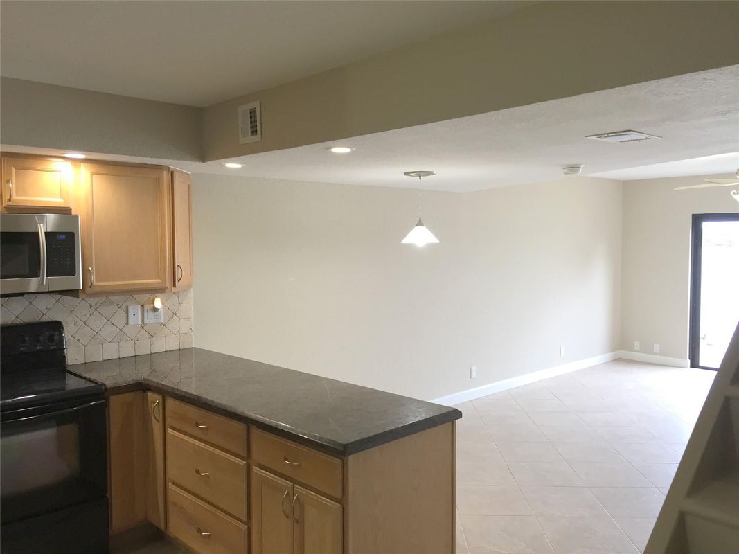 Building Photo - 1100 Crystal Lake Dr