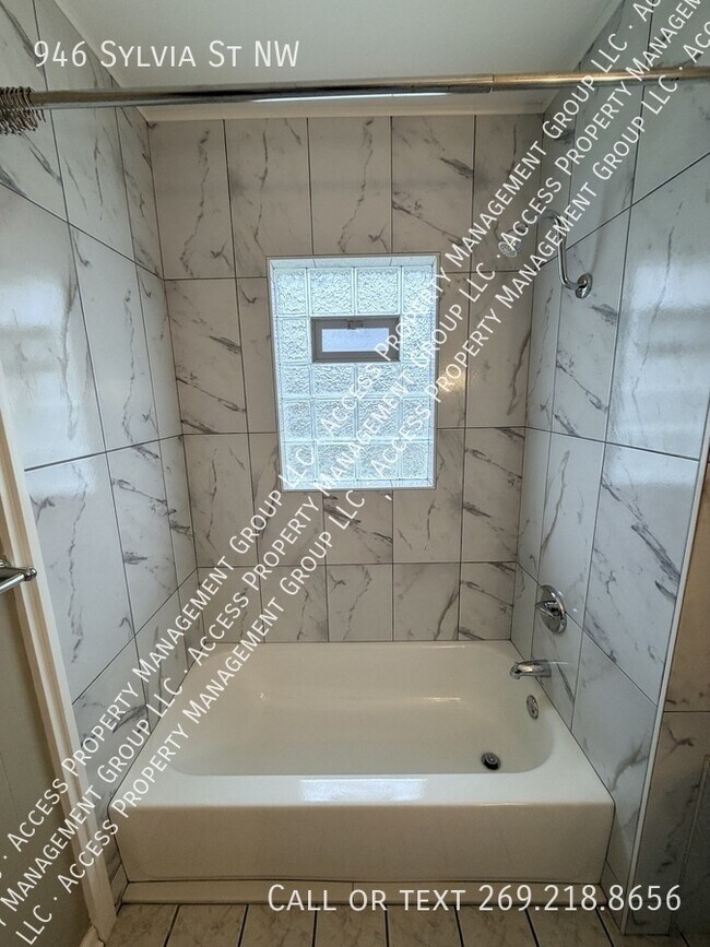 Building Photo - 946 Sylvia St NW