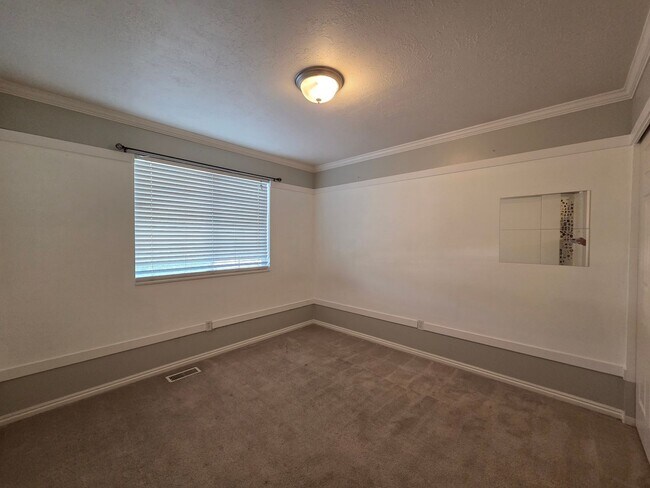 Building Photo - Charming Home in Woods Cross - Ready To Move!