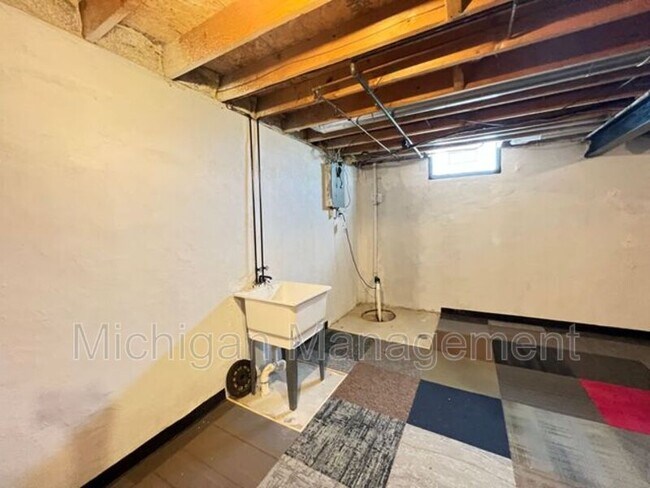 Building Photo - 4174 Hunters Cir E