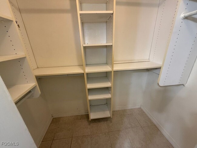 Building Photo - 2504 Lakeview Dr