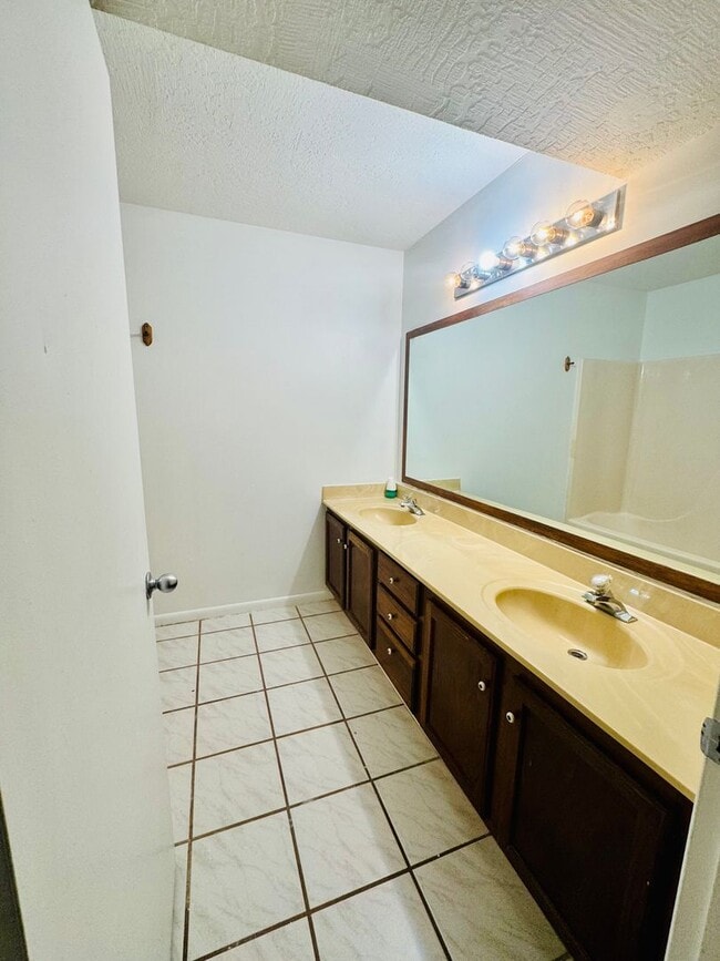 Building Photo - Spacious Ground-Floor 2-Bed/2-Bath Condo in Gated Community!