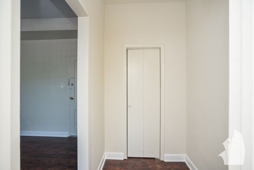 Building Photo - 3346 N Marshfield Ave