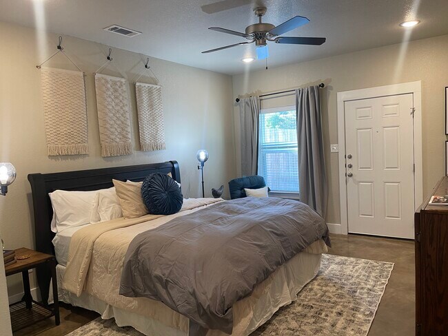 Building Photo - 3301 Belmont Dr