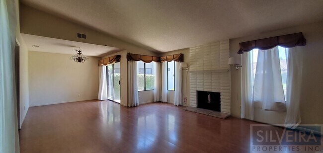 Building Photo - Cozy 2 bedroom 2 Bath home near Stowell and Broadway!