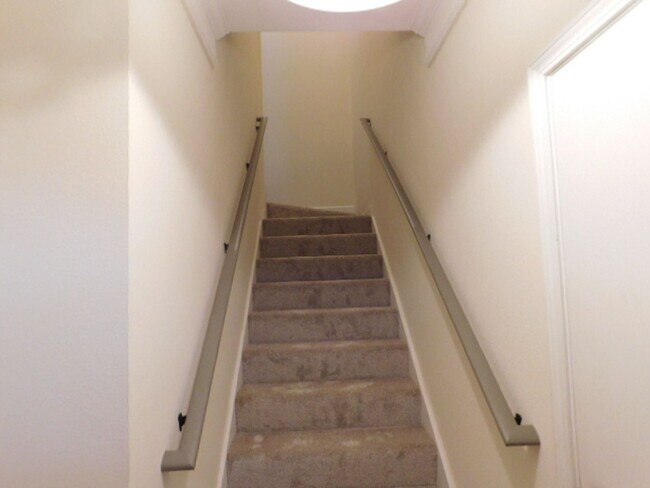 Building Photo - Two Bedroom Townhome In The Preserve