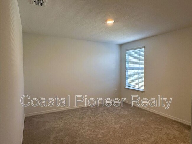 Building Photo - 17614 Pleasantview Blvd