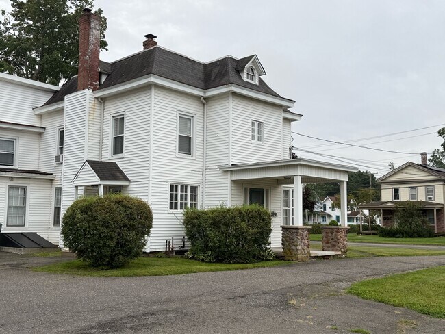 Building Photo - 63 Maple St