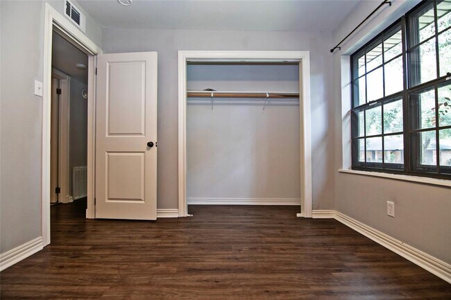 Building Photo - 2410 Valley Dr