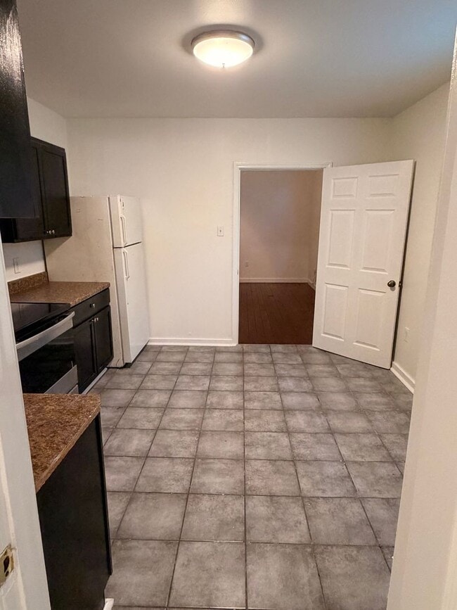 Building Photo - 2BD Shotgun w/ Private Backyard and Laundry