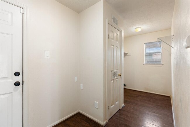 Building Photo - 7015 Redwood Falls Dr
