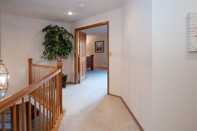 Building Photo - Elegant Forest Ridge Home in Bellevue